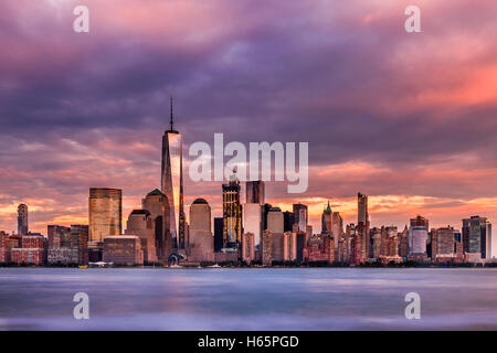 Une belle vue de Manhattan avec la tour de la liberté, connu officiellement sous le nom de One World Trade Center, au coucher du soleil depuis le New Jersey. Banque D'Images