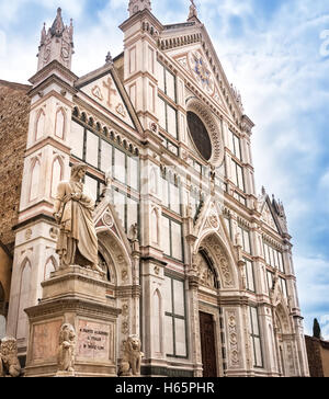 Statue de Dante Alighieri, dans la Piazza Santa Croce, à côté de la Basilique de Santa Croce à Florence, Italie. Banque D'Images