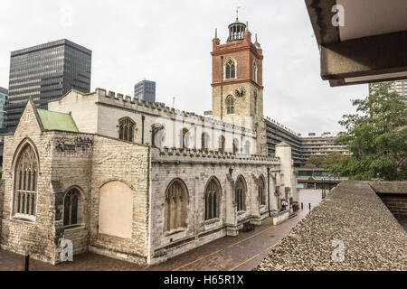 St Giles-without-Cripplegate dans la Cité de Londres, situé sur Fore Street dans le complexe moderne Barbican, Londres, Royaume-Uni Banque D'Images