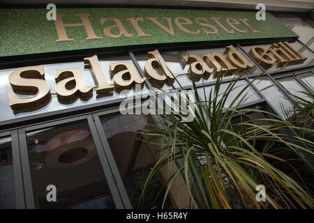 De l'extérieur d'un nouveau look moderne Salade Harvester Bar and Grill à West Bromwich, West Midlands, Royaume-Uni Banque D'Images