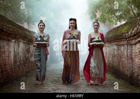 Noppamas Queen Contest Loy Kratong en tradition. Femme thaïlandaise en thaï traditionnelle robe. Banque D'Images