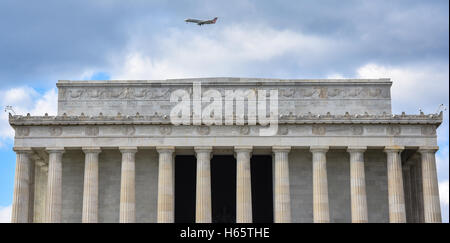 Washington DC, USA. Vue avant du Lincoln Memorial avec les noms des États américains. Banque D'Images