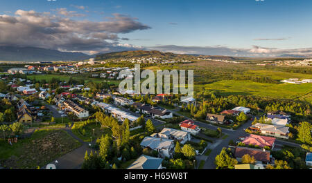 Maisons de Grafarvogur, banlieue de Reykjavik, Islande. Cette image est tourné à l'aide d'un drone. Banque D'Images