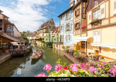 COLMAR - 13 juil : les touristes non identifiés dans la Lauch équitation Voile à La Petite Venise le 13 juillet 2015. Colmar est situé sur l'A Banque D'Images