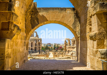 La vue sur les vestiges romains d'amphithéâtre à travers l'arche de son temple, El Jem, Tunisie. Banque D'Images