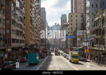 De bâtiments et le trafic sur l'Shau Kei Wan Road à l'Quarry Bay construit sur l'île de Hong Kong à Hong Kong, Chine. Banque D'Images