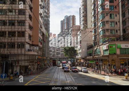 Les bâtiments et la circulation sur l'Shau Kei Wan Road à l'Shau Kei Wan de l'île de Hong Kong à Hong Kong, Chine. Banque D'Images