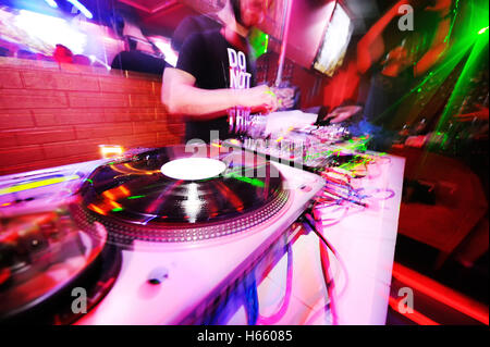 Derrière les platines DJ dans une discothèque. Banque D'Images