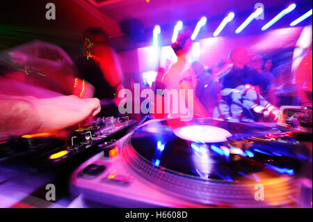 Derrière les platines DJ dans une discothèque. Banque D'Images