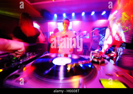 Derrière les platines DJ dans une discothèque. Banque D'Images