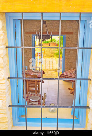 Intérieur de la petite famille cafe dans village touristique d'Omodos, Chypre. Banque D'Images