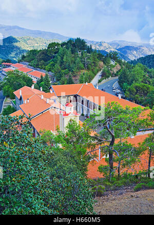 Découvrir les montagnes Troodos, les touristes peuvent profiter de la beauté de la cité médiévale, monastère de Kykkos orthodoxe de Chypre. Banque D'Images