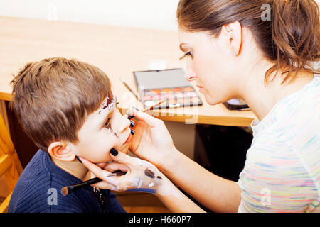 Mignon petit enfant faisant facepaint sur anniversaire, Apo zombie Banque D'Images