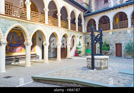 Le vieux puits dans la cour du monastère de Kykkos, Troodos, à Chypre. Banque D'Images