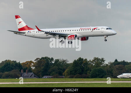 OE-LWA Austrian Airlines Embraer ERJ-195LR ERJ-190-200 LR Lufthansa. L'aéroport de Manchester en Angleterre.uk. des arrivées. Banque D'Images