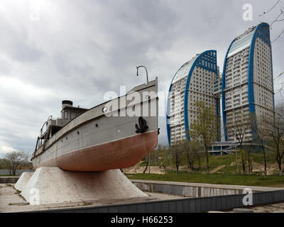 Volgograd, Russie - 23 Avril 2016 : Incendie d'immeubles à appartements et voile mémorial sur Volga bank Banque D'Images