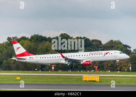 OE-LWA Austrian Airlines Embraer ERJ-195LR ERJ-190-200 LR Lufthansa. L'aéroport de Manchester en Angleterre.uk. des arrivées. Banque D'Images