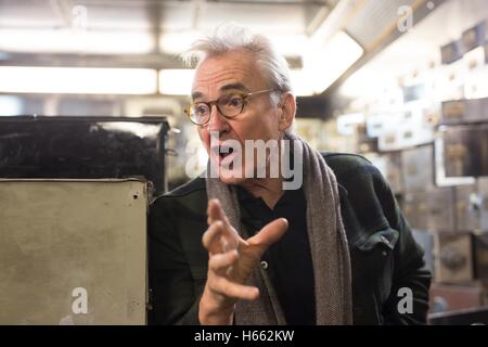 Usage éditorial seul acteur Larry Lamb au coffre-fort de Hatton Garden, à Hatton Garden, Londres, qui a été au centre d'un profil élevé heist en 2015 par une bande de criminels professionnels qui a volé &pound;14 millions de dollars de bijoux. Banque D'Images