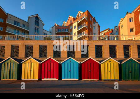 Cabines colorées sur la promenade de boscombe Banque D'Images