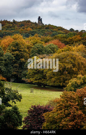 Belles couleurs d'automne au Wentworth Woodhouse gardens avec Hoober debout sur l'horizon Banque D'Images