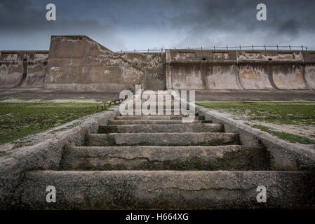 Sombre, moody coucher du soleil à Blackpool, en Angleterre au cours de l'automne tandis que les célèbres Illuminations noir sont éclairés Banque D'Images