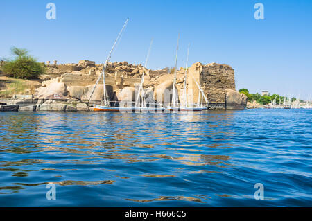 L'ancien felouques amarrés à côté des ruines antiques sur l'île Eléphantine, Assouan, Egypte. Banque D'Images