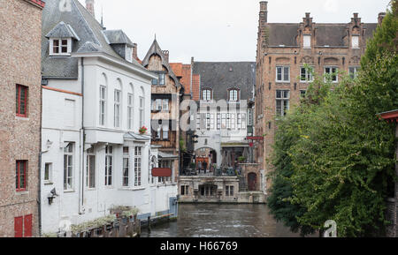 La vieille ville historique de Bruges donnant sur un canal Banque D'Images