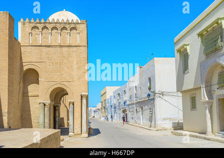 Le côté pittoresque de portes de la Grande Mosquée sur la rue étroite avec les demeures médiévales Banque D'Images