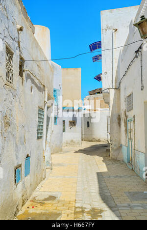 Les vieilles maisons de Medina ont le même aspect extérieur, toutes leur beauté est à l'intérieur, Kairouan, Tunisie. Banque D'Images