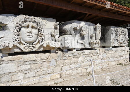 Méduse dans le temple d'Apollon à Didyma Vue de Temple of Apollo dans la ville antique de Didymes - TURQUIE Banque D'Images