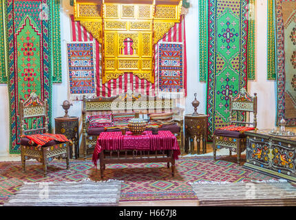 Le hall d'hôtel particulier du gouverneur en tapis de soie colorés sur les murs et le plancher, Kairouan Tunisie Banque D'Images