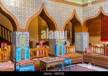 La salle de réunion à l'hôtel particulier du gouverneur décorées dans un style traditionnel avec des carreaux colorés, Kairouan Tunisie Banque D'Images