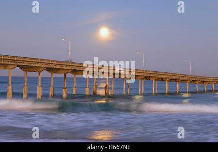 Réglage de la lune sur l'océan Beach Pier. San Diego, Californie, USA. Banque D'Images