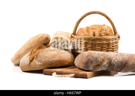 La composition avec pain et petits pains dans panier en osier isolated on white Banque D'Images