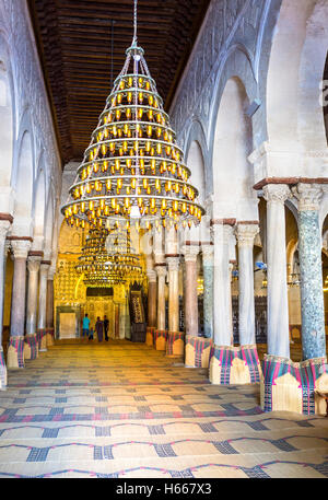 L'intérieur de la Grande Mosquée avec les grands chandeliers, de nombreuses colonnes différentes et des nattes sur le sol Banque D'Images