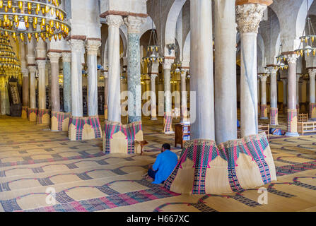 L'ancienne salle de prière de la Grande Mosquée avec les rangées de colonnes antiques faites de différents meterials Banque D'Images