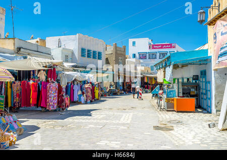 KAIROUAN, TUNISIE - 30 août 2015 : Le marché arabe traditionnelle offre la large gamme des différents biens et coloré, sur Banque D'Images