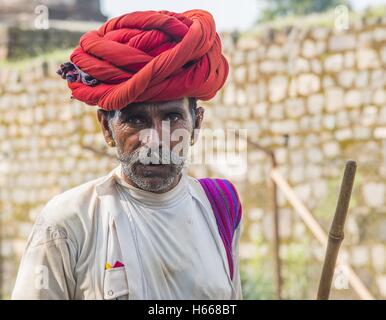 Un tribal rajasthani homme portant un turban rouge Banque D'Images
