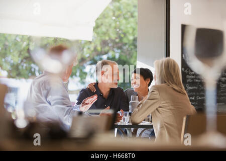 Affectionate couple repas entre amis au restaurant table Banque D'Images