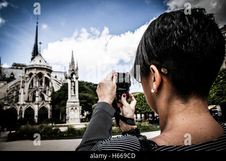 Tourist de prendre une photo avec votre téléphone mobile de la cathédrale Notre-Dame Banque D'Images