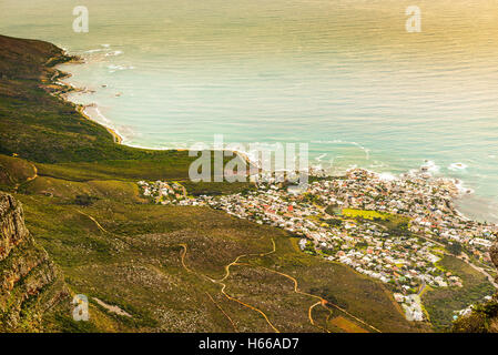 Camps Bay au pied des Douze Apôtres à Cape Town, Afrique du Sud Banque D'Images