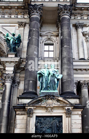 Vue rapprochée de sculptures sur façade de Berliner Dom en Allemagne Banque D'Images