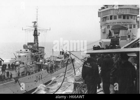 Royal Naval destroyer HMS Lagos se place le long du porte-avions HMS Unicorn en mer de Chine du Sud pour faire le plein par gros temps Banque D'Images