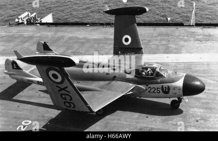 Un de Havilland Sea Venom jet de combat de l'Escadron 809 de rabattre les ailes après l'atterrissage sur porte-avions de la Royal Navy, le HMS Triumph 1954 Banque D'Images