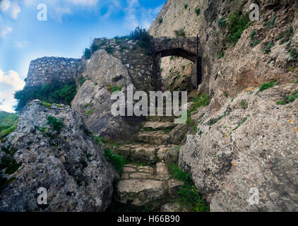 Ancien escalier de pierre et l'entrée de la forteresse de falaise Banque D'Images