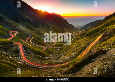 Sentiers du trafic sur Transfagarasan passer au coucher du soleil. Banque D'Images