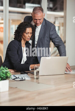 Collaborer ensemble sur un nouveau projet d'entreprise Banque D'Images