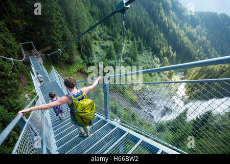 Les touristes en ordre décroissant l'escalier métallique suspendu à côté de Stuibenfall Waterfall, Otztal, vallée, Tirol, Autriche. Banque D'Images