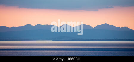 Vue du coucher de soleil du 12 Bens passant à travers la baie de Galway, le comté de Clare, Irlande. Banque D'Images