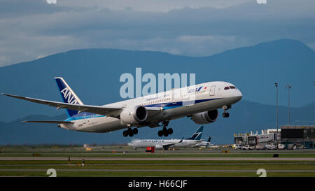 All Nippon Airways ANA Boeing 787 (787-9) JA839A Dreamliner passenger jet prendre l'avion qui décolle de l'aéroport de Vancouver aéroporté Banque D'Images